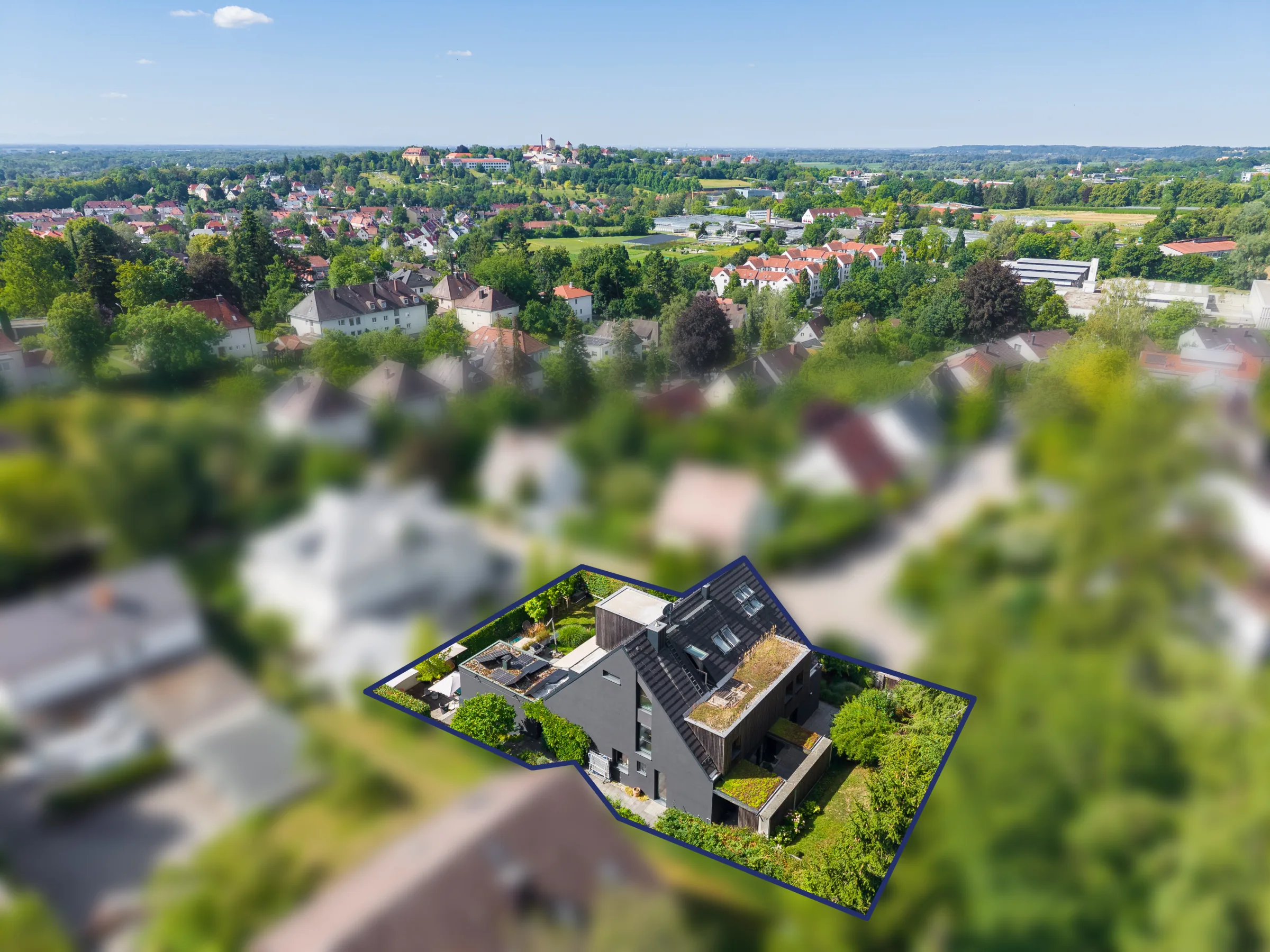 Luftaufnahme des Hauses mit Freising und Domberg im Hintergrund