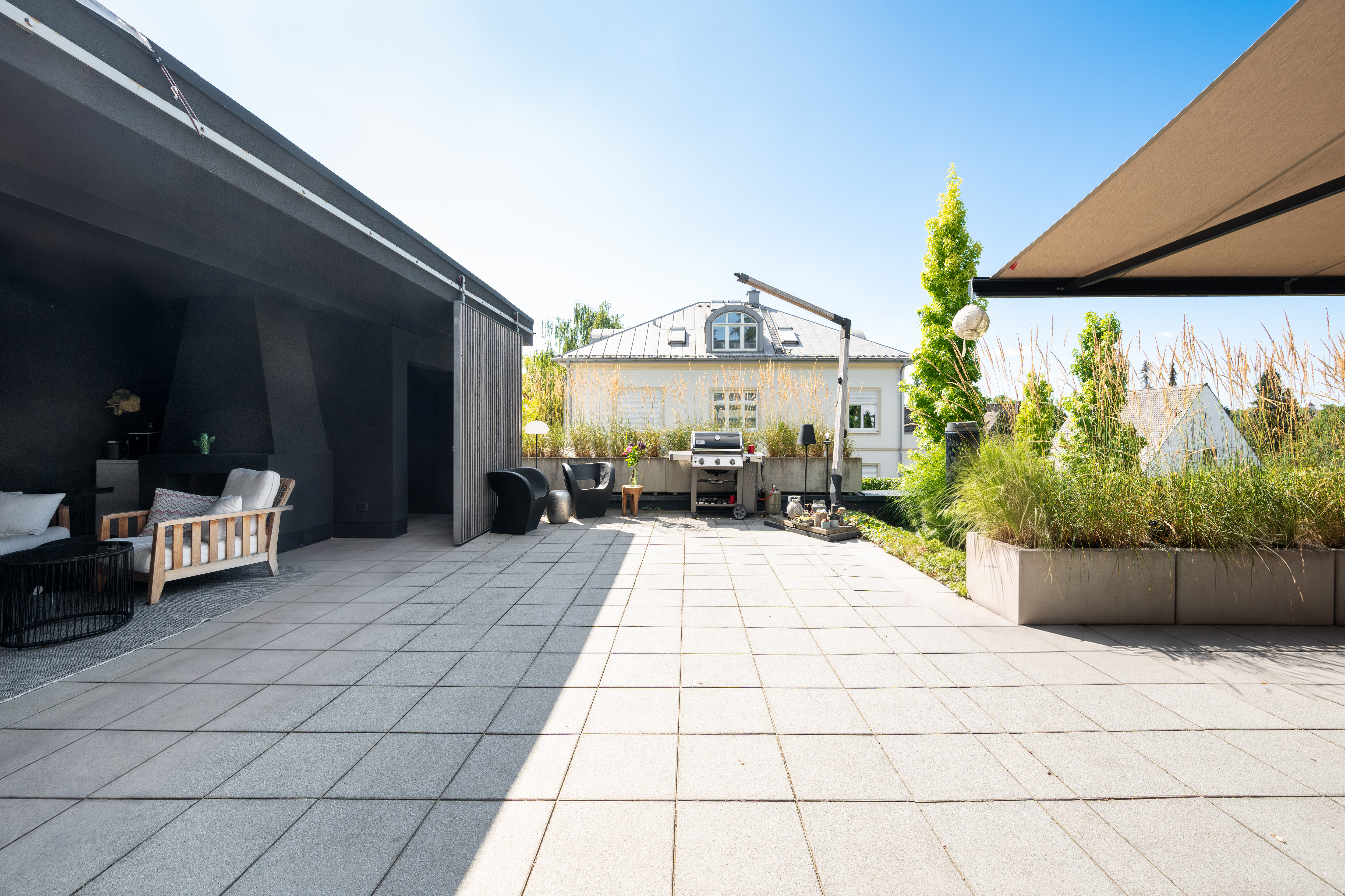 Terrasse mit Blick in das grüne Wohnumfeld Freisings