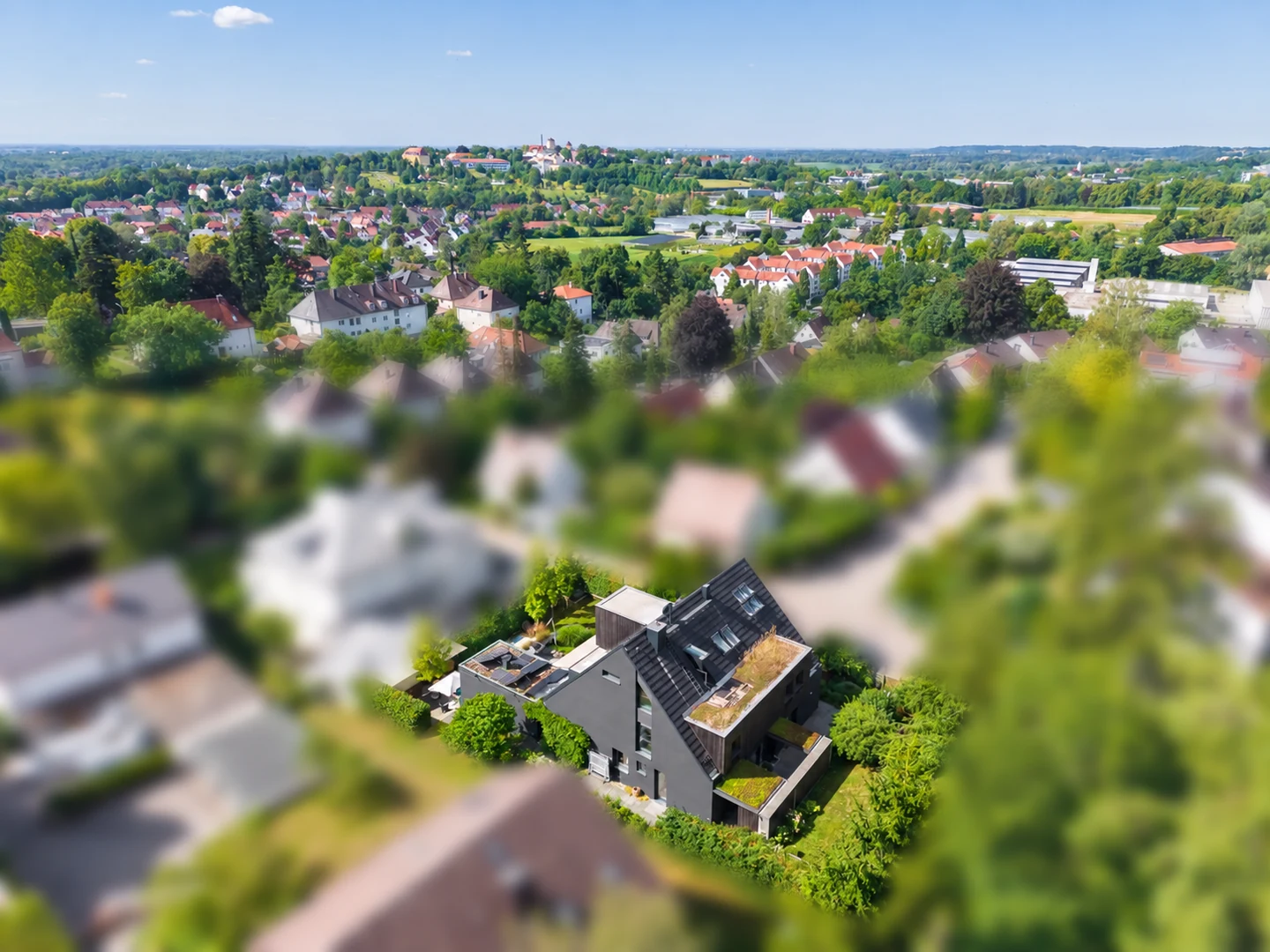 フライジングとドームベルクを背景にした住宅の航空写真