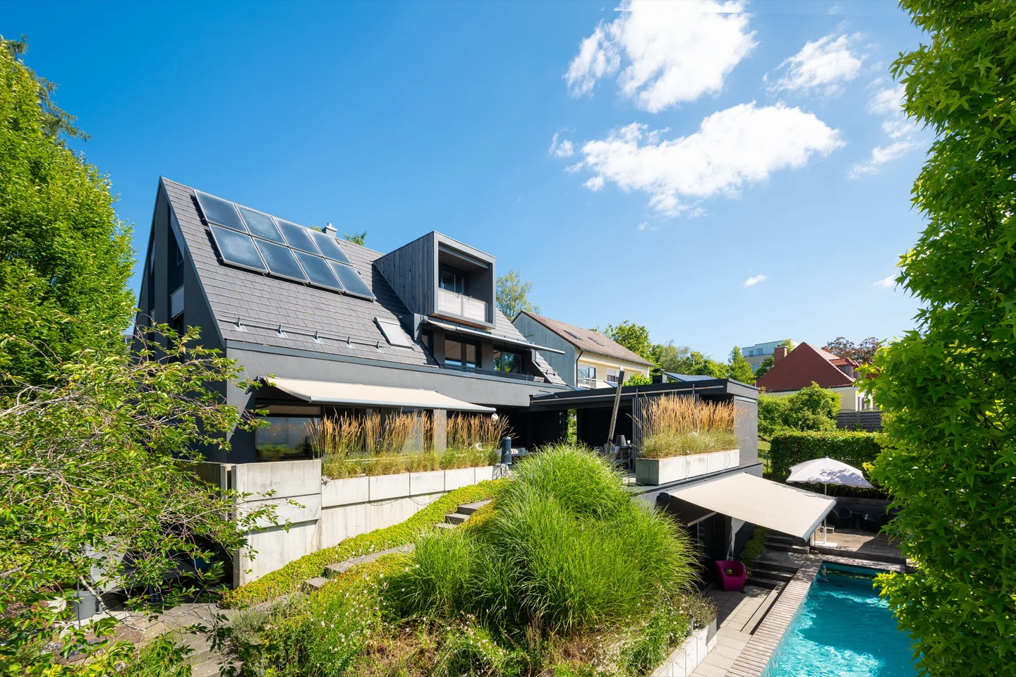 Gartenfassade des Hauses mit Terrassen und Pool