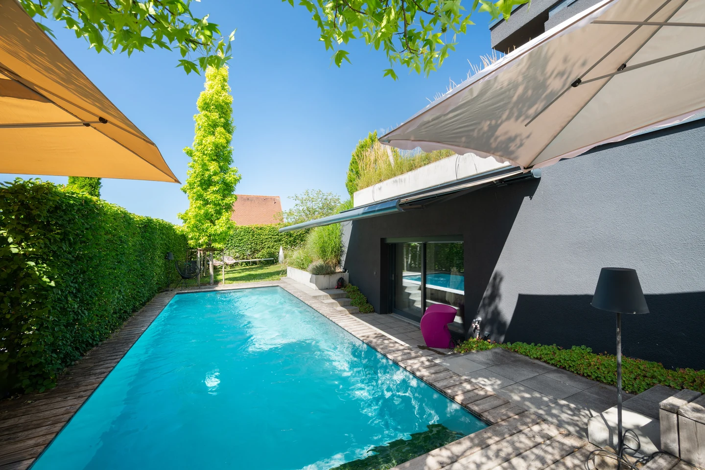 Der Pool entlang der Gartenterrasse