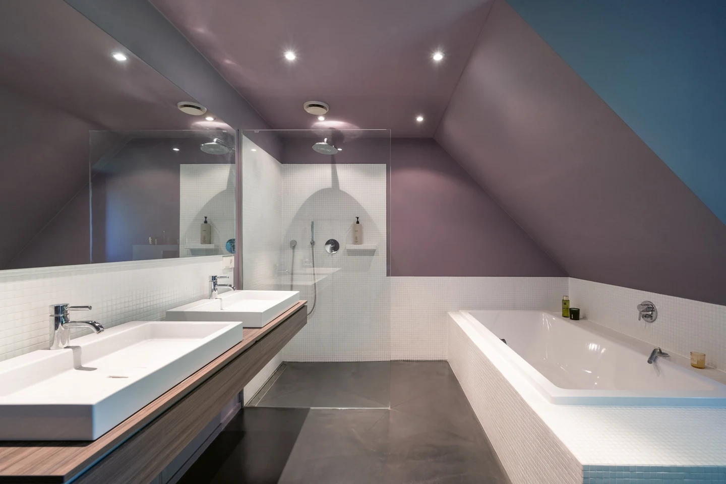 Bad mit Wanne und Dusche