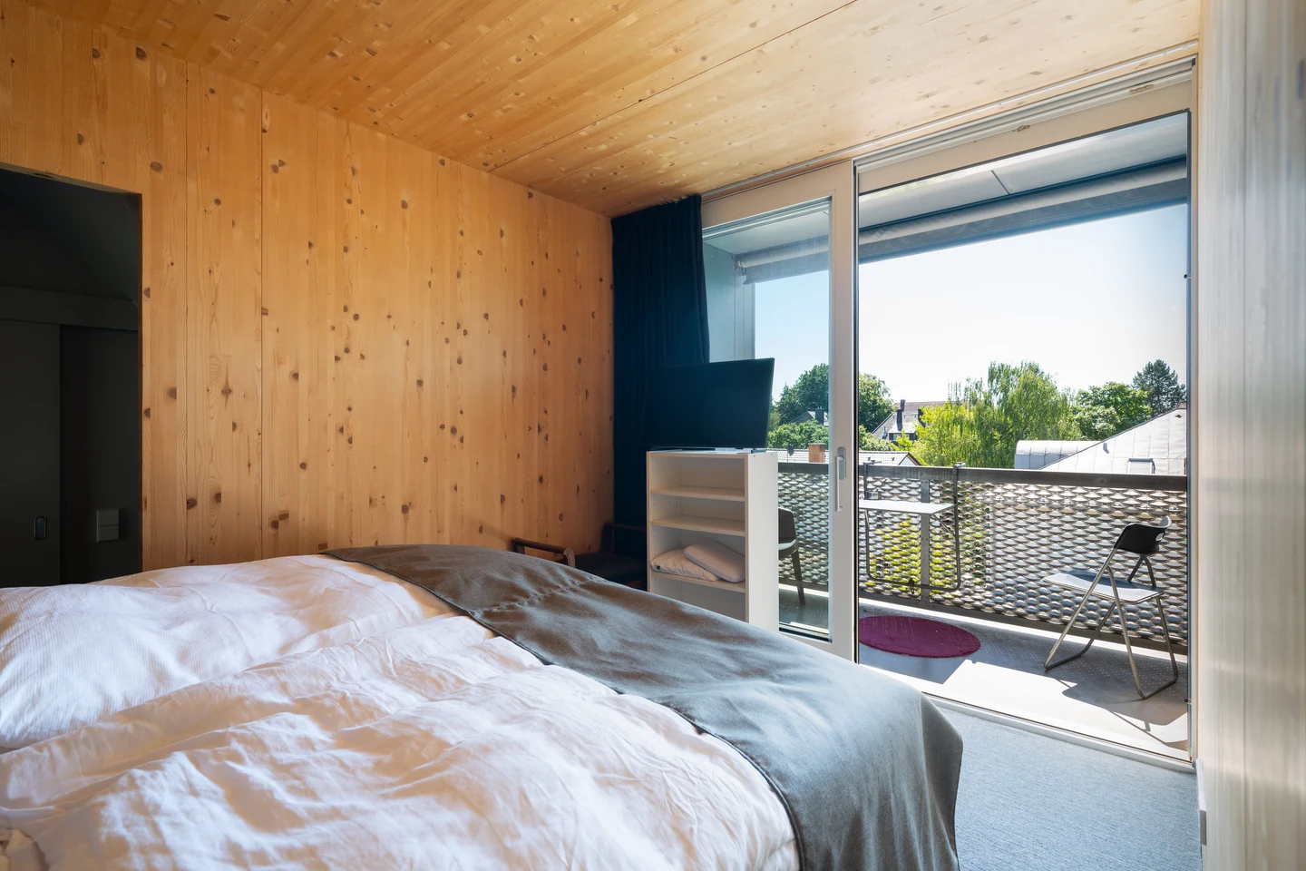 Holz, Licht und ein Balkon